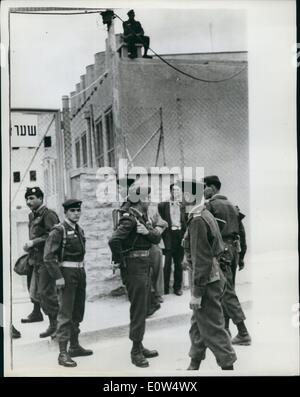 5. Mai 1961 - setzt sich der Eichmann-Prozess in Jerusalem. Die Wache vor Gerichtsgebäude verändert: der Prozess gegen Adolf Eichmann ehemalige Nazi-Führer beschuldigt, den Massenmord an Millionen von Juden in Konzentrationslagern während des Krieges - setzt sich in Jerusalem. Foto Shows A full Guard ist jederzeit während der Testphase von Eichmann in Jerusalem im Dienst gehalten. Hier ist die Szene, während die Wachablösung. Stockfoto