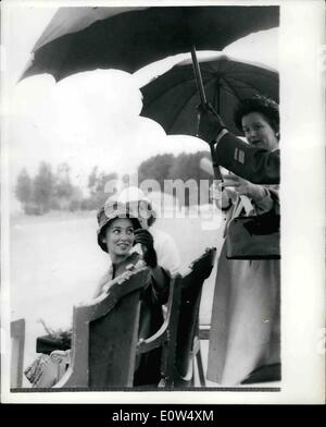 5. Mai 1961 - Prinzessin Paola erhält Schutz von The Rain: Prinzessin Paola Ehefrau von Prinz Albert wird im Tierheim von einem Regenschirm -, wenn sie eine Flugvorführung von Einheiten der belgischen Luftwaffe gestern sah. Sie wurde von ihrem Ehemann begleitet. Stockfoto