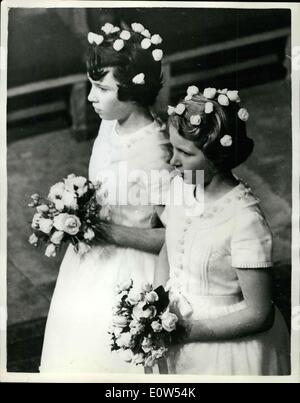 8. Juni 1961 - Duke of Kent heiratet Katharine Worsley: H.R.H The Duke of Kent wurde in York Minster heute zu Miss Katharine Worsley, Tochter von Sir William und Dame Worsley verheiratet. Viele britische und ausländische Royals besuchte. Der Herzog von Kent trugen die zeremonielle Uniform seines Regiments, der Royal Scots Greys. Das Foto zeigt zwei der Brautjungfern, 12 - jährige Sandra Butter und Prinzessin Anne, 10 in der Prozession heute. Stockfoto