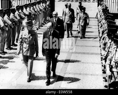 Jean Morin begrüßt allgemeine Ailleret nach Algier Stockfoto