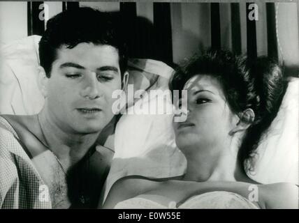 16. Juni 1961 - Michèle Morgan, Claudia Cardinale und Jean-Claude Brialy Co-Star in '' Löwen erhalten lose '': Michèle Morgan, Claudia Cardinale und der junge französische Schauspieler Jean Claude Brialy Co-star in Henri Yens Verneuil Film '' Les Lions Sont Laches'' (Lions erhalten lose) jetzt in der Herstellung in einem Studio in Paris. Foto zeigt Jean Claude Brialy und Claudia Cardinale in einer Szene des Films. Stockfoto