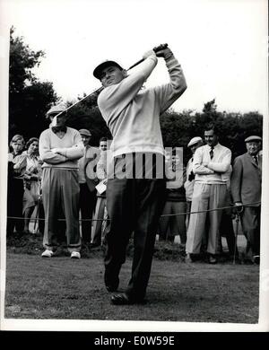 Sept. 08, 1961 - Matchplay Meisterschaften am Walton Heath. Colin Cowdrey Uhren Dai Rees im Spiel: Viele bekannte Golf-Stars in der Match Play Meisterschaften am Walton Heath heute nehmen Teil. Unter den Zuschauern war England Cricketer Colin Cowdrey. Foto zeigt, dass Dai Rees aus Nr. 1 spielt. von (links) Henry Cotton mit rechts - England Cricketer Colin Cowdrey beobachtet. Stockfoto