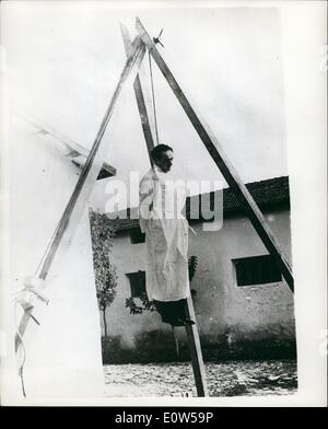 Sept. 09, 1961 - Adnan Menderes am Sonntag in Istambul gehängt: Ex-Premier Adnan Menderes der Türkei in Istanbul am Sonntag nachdem er verurteilt wurde gehängt wurde am geladenen gelegt, von der gegenwärtigen türkischen Regierung. Zwei weitere Mitglieder der früheren Regierung hingerichtet auch einen Tag früher. Das Foto zeigt Menderes hängen vom Gerüst. Stockfoto