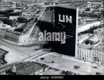 Sept. 09, 1961 - Will Berlin werden der Sitz der UNO? Versuch, das Berlin-Problem zu lösen, hat der indischen Premier Nehru Anregung der beiden deutsche Staaten mit der Isolierung von Berlin zu erkennen. Chruschtschow sagte nicht Nein, um die Idee der Übertragung der UN nach Berlin, so machen die Stadt zu einer Brücke zwischen den verschiedenen Systemen. Auch andere Politiker unterstützen diesen Gedanken und Gespräche ob dies realisierbar sein wird folgen. Unser Bild zeigt eine Montage des UN-Gebäude in Berlin mit der Grenze zwischen Ost- und West-Berlin im Vordergrund. Stockfoto