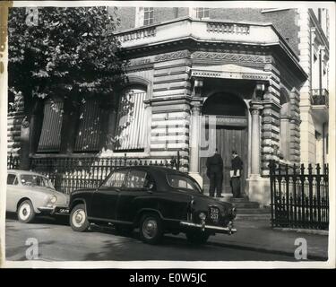 Sept. 09, 1961 - bewaffneten nehmen bei der Bank Mitarbeiter bei Razzia erschossen: zwei bewaffnete, die Razzia in der Nationalbank, Gloucester Gardens, London, heute Nachmittag feuerte einen Schuss auf 20-Year-Old Juni HUNT, Angestellter, Fifth Avenue, im Norden Kasington, als sie versuchte, eine Telefon zu erreichen. Dann packte einige Notizen und floh in ein gestohlenes Auto. Bild zeigt: Die Außenseite des Gebäudes heute Nachmittag der Bank. Stockfoto