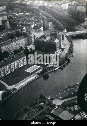 Sept. 09, 1961 - viele schwammen durch den Teltow-Kanal in die Freiheit... das war Grund genug für die Ost-Berliner Behörden, Ost-Berliner Ufer dieses Kanals durch doppelten Stacheldraht und die Brücke durch eine Betonwand, wie Luft-Blick der Kanal zeigt zu blockieren. Bei der West-Berliner Bank gibt es täglich Menschen Hoffnung, Freunde oder Verwandte auf der anderen Seite zu sehen. Stockfoto