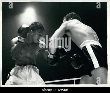 Sept. 09, 1961 - heute Abend leichte Contest am Wembley Dave Charnley Versus Lennie Matthews. Dave Charnley, besiegte den British Empire and European Champion Lennie Matthews, von Amerika nach Punkten über zehn Runden am Wmbley heute Abend. Das Foto zeigt Dave Charnley schwingt links an Matthews aber keine Verbindung herstellen kann. Stockfoto