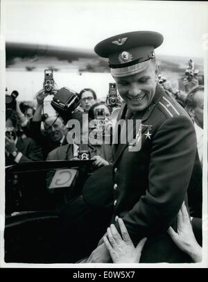 7. Juli 1961 - Yuri Gagarin kommt in London für russischen Fachmesse. Foto zeigt:-Gagarin lächelt, als Hände ausstrecken um zu berühren Stockfoto