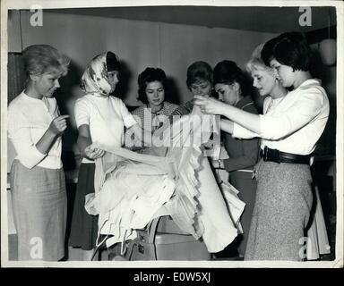 7. Juli 1961 - russische Modelle hier zur Messe. Sieben russische Modelle flog nach London gestern auf der russischen Messe erscheinen die nächsten Freitag im Earls Court eröffnet. Foto zeigt: Das Auspacken der Mode Mädchen werden sie auf der Messe zeigen. Von links nach rechts: Mela Romanovska, Regina Kocyesnakova, Natasha Borodina, Nina Vagena, Alexandra Povitskaya, Valentina Yashina, Elene Izorcina. Stockfoto