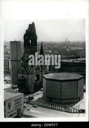 7. Juli 1961 - Newly-Finished Memorial Kirche In West-Berlin ist gelobt von Berlinern, die vergleichen es nachteilig mit-Gaswerke: das neue Berlin-Gedächtnis-Kirche am Ende des Kurfurstendamn in West-Berlin abgeschlossen wurde, aber die meisten Berliner äußerten Unzufriedenheit mit dem neuen Gebäude, entworfen vom Architekten Prof. Eierman. Einige der mildeste Bames auf das Gebäude aufgebracht wurden '' Gaswerk '' und '' Factorychimney. das Foto zeigt. Die Gedächtniskirche in West-Berlin. Stockfoto