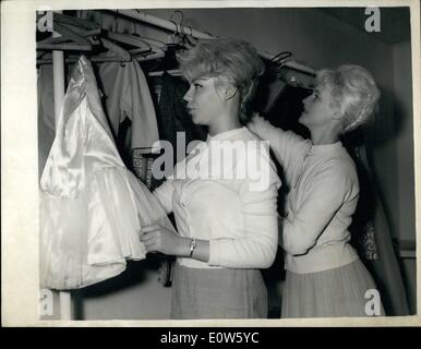 7. Juli 1961 - russische Modelle hier für Ausstellungen: sieben russische flog in London gestern auf der russischen Messe im Earls Court erscheinen öffnet Freitag. Foto zeigt, dass zwei der Modelle einen Teil der Mode hängen, die sie auf der Messe angezeigt werden. Von links nach rechts: Mela Romanovskoya und Valentina Yashina. Stockfoto