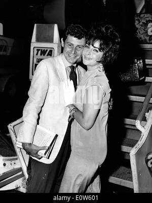 Elizabeth Taylor und Ehemann Eddie Fisher am Flughafen Stockfoto