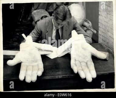 27. Juli 1961 - Epstein Ausstellung in Edinburgh ungewöhnliche Foto of Hands "Christ in der Majestät '': einige der bereits von Herrn Richard Buckle, Organisator der Ausstellung der Werke des verstorbenen Sir Jacb Epstein, gesammelten Stücke sind jetzt in der Lagerhalle des Herrn Ralph Burchett in Chelsea. Enthalten ist ein Gipsabdruck von Christ in der Majestät, jetzt in Llandaff Kathedrale. Die Statue ist 18 Fuß hoch. Ein Lagerist - Bestandsaufnahme der Epstein Stücke - gibt das Aussehen der mit übergroßen Hände. Die Händen derjenigen des Putzes Besetzung von Epsteins Christ in der Majestät. Stockfoto