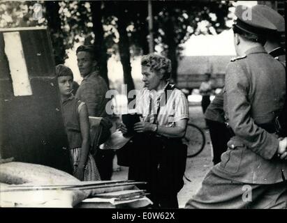 Sept. 09, 1961 - Ost-Berliner Grenze Gebäude evakuiert: die sowjetische Besatzungszone Polizei heute begonnen, die Häuser entlang der Grenzlinie im Bereich Hermannplatz zu evakuieren. Rund 250 Familien mussten ihre Häuser verlassen. Das Foto zeigt ein Post-Bote (Mitte) mit der letzten Mail für die evakuierten Menschen. Sie starrt ungläubig auf die Szene wo Police Uhren Haushaltswaren, auf Lastwagen weggebracht werden. Stockfoto