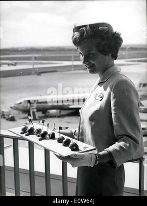Sept. 15, 1961 - Sanils fliegen nach San Fransisco: richtige Schnecken Burgunder Rassen die Teilnahme an der 4. '' International Schnecke Derby'' in San Fransisco wurden von Olry nach San Fransisco heute geflogen. Eine Stewardess, die Burgunder '' Rennfahrer '' zeigt, bevor sie an Bord des Flugzeugs durchgeführt wurden. Stockfoto