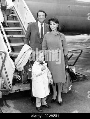 Schauspieler Gregory Peck Ankunft in New York mit Frau Veronique Passani und ihr Sohn Anthony Stockfoto