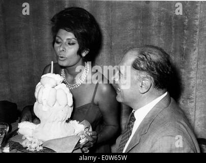 Schauspielerin Sophia Loren ihre Kerzen ausblasen, an ihrem Geburtstag Stockfoto