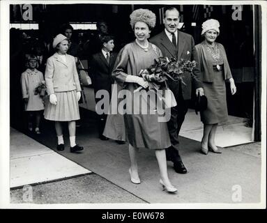 7. August 1961 - die Königin und ihre Kinder ins Ausland gehen die Royal Yacht Britannia an Southampton: The Queen geht mit Prinzessin Anne und der Prince Of Wales (Fortsetzung) in die Royal Yacht Britannia an Southampton Samstag einsteigen. Später mit dem Herzog von Edinburgh (, der Cowes Week besucht hat) segelten sie nach einem zweitägigen offiziellen Besuch in Nordirland. Die Königin und ihre beiden Kinder waren mit dem Zug an die Yacht an Southampton aus London angereist. Foto zeigt die Königin, Prinzessin Anne und der Prince Of Wales, Ankunft an Bord der Royal Yacht Britannia an Southampton. Stockfoto