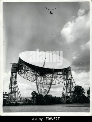 8. August 1961 - Helikopter löst knorrigen Aufgabe, Sender Schüssel mit Teleskop am Jodrell Bank: ein Feuchtgebiet Helikopter war im Einsatz bei Jodrell Bank heute Nachmittag für die knifflige Aufgabe, einen Funk-Sender aus der Schüssel des riesigen Teleskops dort. In der Regel hätte die Entfernung von der 10-Kilowatt-Sender - verliehen von den USA für die Überwachung der amerikanischen Satelliten-Signale - erfordert den Abbau des Bogens Teleskope. Jedoch den Einsatz eines Hubschraubers als eine improvisiert '' Sky Sprunggelenk '' machte den Job casier Stockfoto