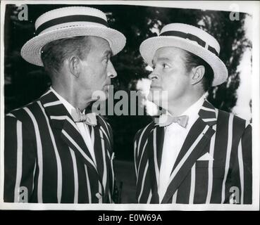 8. August 1961 - Crosby und Hoffnung beginnen die Arbeit an neuen Film in Shepperton: Bing Crosby und Bob Hope heute begann die Arbeit an ihrem neuen Film Straße nach Hong Kong in den Shepperton Studios. Foto zeigt Bing Crosby und Bob Hope wieder zusammen wieder für einen anderen Film in der Reihe '' Straße '' am Set in den Shepperton Studios heute Nachmittag. Stockfoto