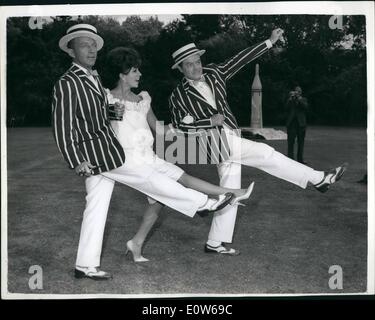 8. August 1961 - Crosby und Hoffnung beginnen arbeiten im neuen Film in Shepperton: Bing Crosby und Bob Hope heute begann die Arbeit an ihrem neuen Film - Road, Hong Kong in den Shepperton Studios. Foto zeigt Bing Crosby, Bob Hope und Joan Collins schwingen entlang, arm in Arm, an der am Shepperron heute Nachmittag. Stockfoto