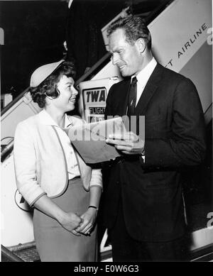 Schauspieler Charlton Heston TWA Hostess Pat Selz reden, als er in New York ankommt Stockfoto