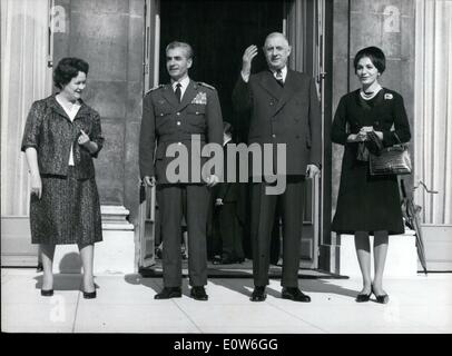 10. Oktober 1961 - Schah von Persien und Farah Diba auf Besuch in Paris: Der Schah von Persien, Mohammed Reza Pahlevi und Farah Diba sind auf einem dreitägigen Staatsbesuch in Paris. Foto zeigt im Bild auf die Schritte von The Elysee Palace von links nach rechts: Mme De Gaulle, das Shah, General De Gaulle And Farah Diba. Stockfoto
