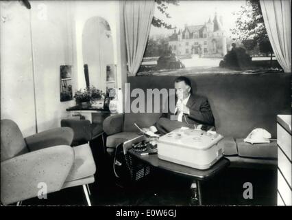 10. Oktober 1961 - '' France'': Erste Tests auf hoher See nächsten Monat: '' France'', der neue französische De Luxe Liner, machen ihre ersten Versuche auf dem Meer im November. Foto zeigt A einzelne erstklassige Innenkabine. Alles ist vorgesehen um zu ermöglichen, den Geschäftsmann, um Unternehmen auf See zu besuchen. Stockfoto