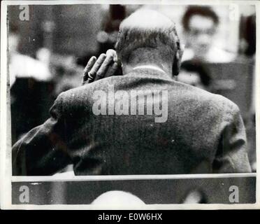 10. Oktober 1961 - der Mann mit einem Ohr für Musik. DER Meister hört kritisch: die Welt der größten lebenden Komponisten, Igor Stravinsky, der Mann, der in 50 Jahren gehört hat, seine Musik abgelehnt und verurteilt, akzeptiert und mit Beifall begrüßt, war gestern gesehen kritisch zu einer Probe mit dem BBC Symphony Orchestra zu hören. Das Festspielhaus wird mit prominenten für die 79 Jahre alte Komponist Konzert am Sonntag verpackt werden. Foto zeigt: Hand schalenförmig an sein Ohr und scharf Alarm Igor Stravinsky hört kritisch während der Probe durch das BBC Symphony Orchestra. Stockfoto