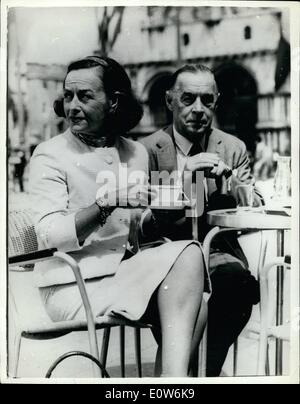 8. August 1961 - Paulette Goddard und Mann - im Urlaub In Venedig: Erich Mari Remarque und seine Frau Paulette Goddard - während ihres Urlaubs in Venedig gesehen... Ihren Besuch trat zusammen mit der Ankunft von H.M der Königin und dem Herzog von Edinburgh. Stockfoto