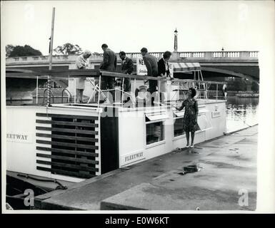 8. August 1961 - neue schwimmende '' Home'' auf dem Display: ein neuer, breiter schwimmenden Zuhause heute zeigte sich in Hampton Court, in der Nähe von London. Mit einem 32-Fuß-Rumpf bietet es eine Limousine, Doppel Schlafzimmer, Kombüse und Bad. All-in-kostet möblierte 1.900. Erbaut von Floating Homes Ltd., werden für die Öffentlichkeit zugänglich für jeweils sechs Tage bei vier Liegeplätze auf der Themse. Das Foto zeigt die schwimmenden Zuhause in Hampton Court heute. Stockfoto