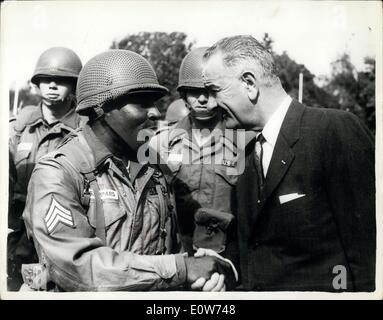 21. August 1961 - USA Binsen Schlacht Truppen nach Berlin als Vize-Präsident sagt Adenauer Brandt, dass Amerika wird '' nicht Rückzug '': die USA stürzte 1.500 Schlacht Truppen nach West-Berlin als Vizepräsident Lyndon Johnson sagte Bundeskanzler Adenauer und Bürgermeister Willi Brandt, die USA über die Berlin-Frage nicht zurückziehen wird. Fotoshows Lyndon Johnson Schlangen Köpfe mit einer der amerikanischen Soldaten eilte nach Berlin gestern um die Krise zu bewältigen, die in der geteilten Stadt ausbrechen kann. Stockfoto