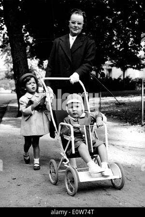 Prinz Albert und Prinzessin Caroline Spaziergang mit ihrer Krankenschwester Stockfoto