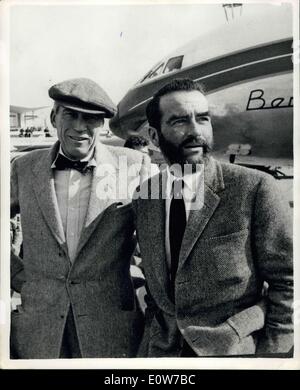 17. Oktober 1961 - Montgomery Clift kommt In Wien für Teil als '' Sigmund Freud'' im Film: Montgomery Clift, sportliche einen Bart gewachsen für den Zweck nach Wien kam gestern zu seiner Rolle als Sigmund Freud im Film nehmen, durch John Huston die Lebensart der "Vater" der Psychoanalyse erfolgen. Foto zeigt Montgomery Clift und John Huston bei ihrer Ankunft am Flughafen Wien gestern. Stockfoto