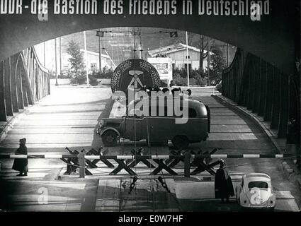 12. Dezember 1961 - US-Zeichen sagt: Ostdeutschland ist die '' Bastion des Friedens ''.: Lautsprecher Angriff auf West - Berliner.: In dieser Nacht hat die kommunistischen Behörden eine schreckliche Lautsprecher-Attacke gegen die West-Berliner Bevölkerung entlang der Grenze des sowjetischen Sektors von Berlin begonnen. Mit speziellen Lautsprecher Autos brüllt der '' Volkspolizei'' den ganzen Tag und die halbe Nacht ihre kommunistische Propaganda gegen West-Berliner. Foto zeigt eines der speziellen Lautsprecherwagen der '' Volkspolizei'' an der Sektor-Grenze überqueren Bosebrucke. Stockfoto