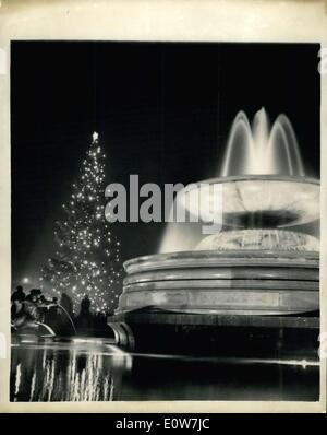 15. Dezember 1961 - Oslo Weihnachtsbaum beleuchtet auf dem Trafalgar Square heute Abend: The Oslo Weihnachtsbaum auf dem Londoner Trafalgar Square wurde heute Abend beleuchtet. Foto zeigt: The Oslo Baum mit einem beleuchteten Springbrunnen. Stockfoto