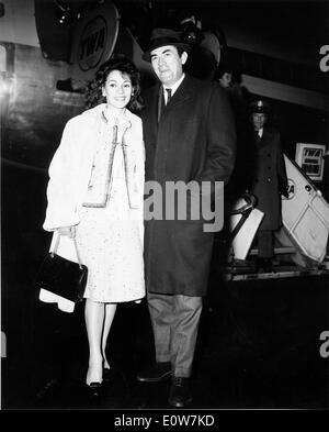 Schauspieler Gregory Peck Ankunft in New York mit Frau Veronique Passani Stockfoto