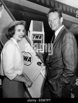 Schauspieler Charlton Heston TWA Hostess Nancy Fatenaude reden, als er Bretter Stockfoto