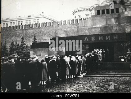 11. November 1961 - Kreml-Mausoleum wieder geöffnet: der Kreml-Mausoleum in Moskau ist wieder für Besucher geöffnet, nachdem der Körper von Josef Stalin aus dem Grab entfernt worden ist. Sogar sein Name verschwand vom Eingang und jetzt nur den Körper und den Namen des Lenin von der Öffentlichkeit gesehen werden können. Nach wie vor stehen lange Schlangen von Menschen vor dem Mausoleum. Stockfoto