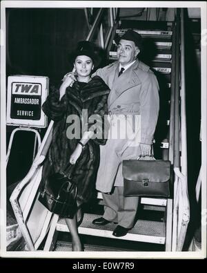 11. November 1961 - für sofortige Freilassung: schöne italienische Bildschirm Sterne Sophia Loren und Ehemann Produzent Carlo Ponti, dargestellt über an Bord ein TwA Super Jet nach Rom, um vollständig zu arbeiten, auf ihre nächsten Kinofilm '' Boccaccio '' 70''. Während hier sie besuchte die West Coast Premier von Miss Loren neuester Film, "zwei Frauen,'' und der Titelseite Dinner Dance von der New Yorker Zeitung Women's Club. Stockfoto