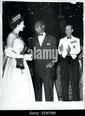 11. November 1961 - tanzt Königin '' High-Life"mit Dr. Nkrumah. Nacht In Accra - Ghana: The Duke Of Edinburgh begrüßt - wie HM The Queen und Dr. Nkrumah Ende ihren Tanz '' High Life'' - während ein Ball im Repräsentantenhaus, Accra, Ghana - am Wochenende. '' High-Life ist eine Spezialität der ghanaischen - Ma eine Art Kreuzung zwischen der Shimmy und Charleston - in denen die Füße Einweg- und die Hüften gehen eine andere. Stockfoto