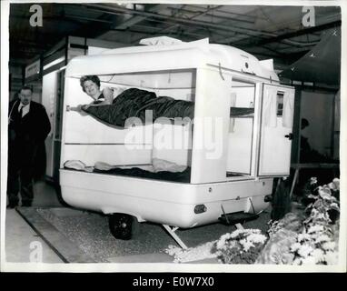 1. Januar 1962 - Camping Messevorschau: Eine Vorschau auf den Camping und Outdoor-Leben-Ausstellung, die morgen eröffnet fand heute bei Olympia. Das Foto zeigt Susan Kybette, der Battersea, mit der vier-Bett-'' Travelette'' Falten Trailer in der Vorschau heute. Stockfoto