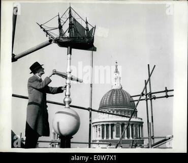 1. Januar 1962 - Unterbringung Wetterfahne Marken Ende der Restaurierung der Stadtkirche: Platzieren die '' Schiff '' Wetter van in Position auf den Kirchturm von St. Nicholas Abbey Cole, London, eines der letzten Phase der Restauration der Krieg zerstörten Kirche markiert. Die Wetterfahne stand ursprünglich auf St. Queenhithe, gebaut im Jahre 1677. das Foto zeigt. Ein Arbeiter, Montage der Wetterfahne auf dem Turm. St. Pauls kann im Hintergrund zu sehen. Stockfoto