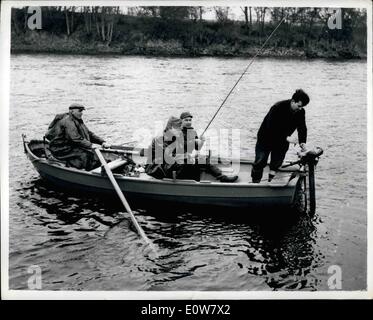 1. Januar 1962 - Eröffnung der Lachs Angeln IN Schottland die Lachsfischerei Saison eröffnete vor kurzem in Schottland Foto zeigt: Angeln auf der Tay in der Nähe von Liegeplatz am ersten Tag der 1962 Stockfoto