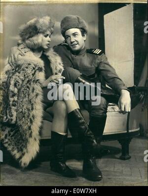 1. Januar 1962 - Albert Finney - russischer Soldat - In '' The Victors'' mit deutschen Co-Star Senta Berger. Bildschirm star Albert Finney, die einen großen Erfolg in '' Samstag Nacht und Sonntagmorgen '' - '' Billy Lier'' gemacht - etc. übernimmt die Rolle eines russischen Soldaten in dem Film '' The Victors'' ein Shepperton. Für das Teil hat Albert Dialog auf Russisch - sprechen, wofür er Russisch-Unterricht hat. Er ist sein Gehalt für den Teil - der Schauspieler Waisenhaus Spenden. Foto zeigt: Albert Finney - mit Co-Star Senta Berger - in den Shepperton Studios heute Nachmittag kommt Senat Berger aus Deutschland. Stockfoto