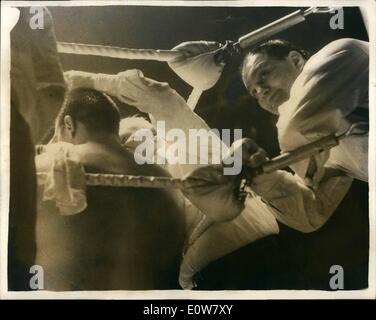 1. Januar 1962 - Henry Cooper schlägt Tony Hughes in fünf Runden: Henry Cooper schlägt Tony Hughes bei Olympia heute Abend den Kampf Stockfoto