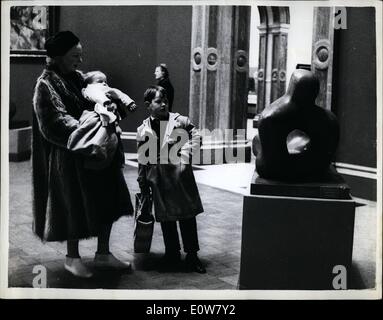 1. Januar 1962 - '' und das ist eine Statue, auch eine Skulptur in jedem Fall ist es ein Werk der Kunst, Liebe...: Mrs Mundy ein Londoner Künstler ist offensichtlich ein Gläubiger in den Fängen Sie junge Theorie der Kunstbetrachtung und heute bewiesen ihren Glauben mit ihren beiden Kindern Simon, im Alter von sieben, und Baby Justine nach der Vorschau von der Royal Academy Winter Ausstellung primitiven bis Picasso, die morgen eröffnet wird. Hier gibt sie ihre beiden Kinder ein Lehrstück von Henry Moore, einer berühmten Reclining Persönlichkeit in der Vorschau heute aufzuzeigen. Stockfoto