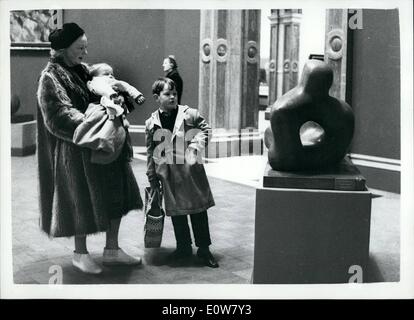 1. Januar 1962 - '' und das ist eine Statue, auch eine Skulptur. in jedem Fall ist es ein "Kunstwerk", sehr geehrter.'': Frau Mundy, ein Londoner Künstler ist offensichtlich ein Gläubiger in der '' Fang sie jung '' Theorie der Kunstbetrachtung und heute bewiesen ihren Glauben mit ihren beiden Kindern - Simon, im Alter von sieben und Baby Justine - auf die Vorschau von der Royal Academy Winterausstellung - primitiven bis Picasso - die morgen eröffnet wird. Hier gibt sie ihre beiden Kinder Anschauungsunterricht zeigen ihnen Moores berühmte liegende Figur in der Vorschau heute. Stockfoto