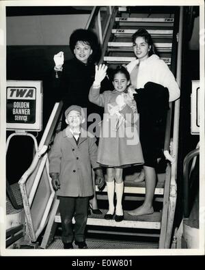 1. Januar 1962 - New York International Airport: Judy Garland zeigt sich mit ihren Kindern Liza, 15, Lorna, 9, und Joe, 6, über die ein TWA Super Jet nach Los Angeles an Bord nach Urlaub im Osten. Judy Gesichter einen vollen Terminkalender mit der Hauptrolle in dem Film '' A Kind wartet '' und '' Judy Garland Show'' im Fernsehen. Stockfoto