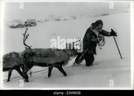 1. Januar 1962 - DAILY HERALD Sport LONDON WINTER IN Schottland. Schottlands größte Skilift hat gerade in den Cairngorm Mountains 30 Meilen südlich von Inverness eröffnet. Wintersport sind inzwischen Grossbetrieb in Schottland statt einen Streich wie in den Vorjahren. Die Speyside-Hoteliers haben Comoined beginnen die Cairngorm Development Association und £120.000 in Sportanlagen zu verbessern. Bereits sind Massen von englischen und schottischen Besucher genießen Sie Skifahren mit ähnlichen Einrichtungen, die in der Schweiz und Österreich Stockfoto